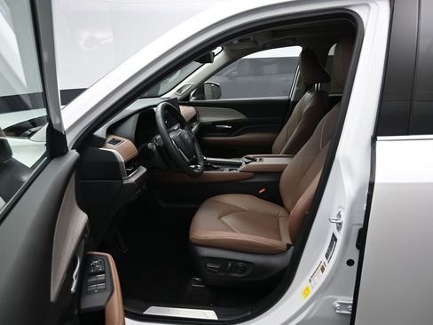 Certified 2024 Toyota Grand Highlander AWD image 9