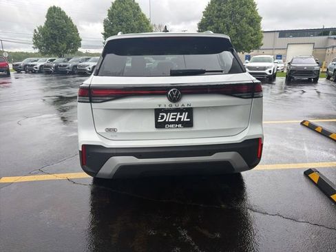 New 2025 Volkswagen Tiguan SE FWD image 4