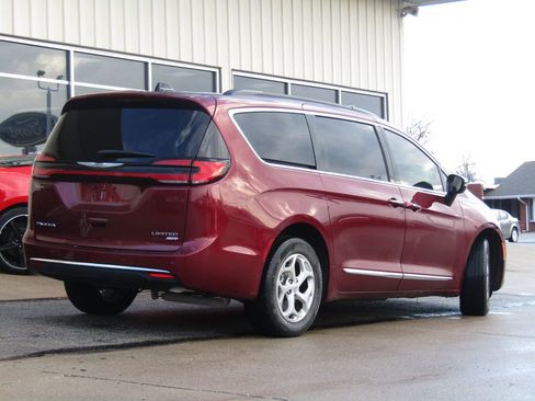 Used 2023 Chrysler Pacifica Limited image 3