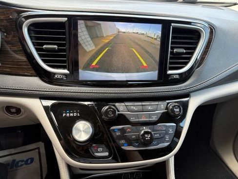 Used 2024 Chrysler Pacifica Limited FWD image 18