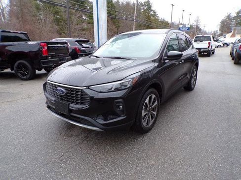 Certified 2025 Ford Escape Platinum w/ Class II Trailer Tow Package image 3