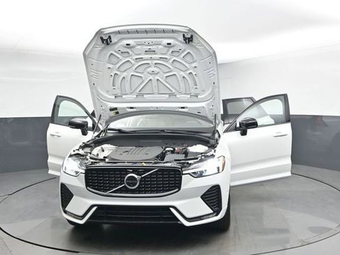 Used 2023 Volvo XC60 B5 Plus image 52