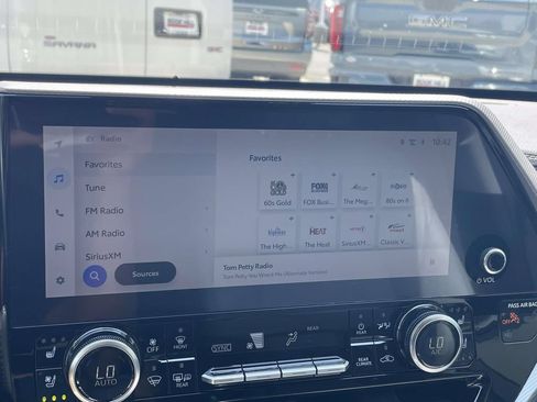 Used 2024 Toyota Highlander Platinum FWD image 27