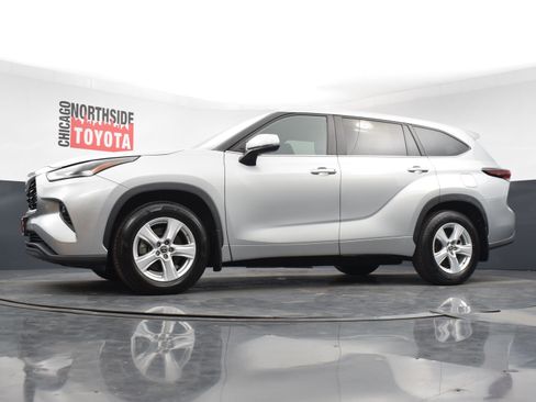 Used 2024 Toyota Highlander LE image 27