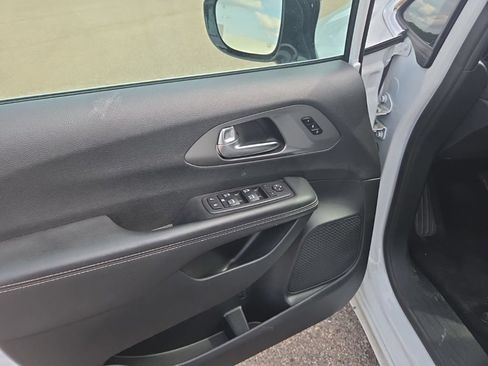 Used 2025 Chrysler Pacifica Select FWD image 14