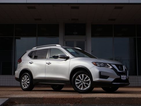 Used 2019 Nissan Rogue SV image 2