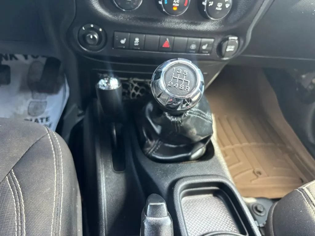 Used 2015 Jeep Wrangler Unlimited Sahara w/ Connectivity Group AWD/4WD image 20
