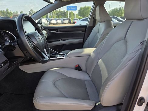 Used 2022 Toyota Camry XLE FWD image 12