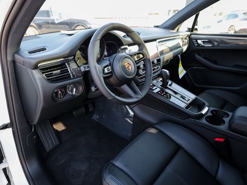 New 2026 Porsche Macan GTS image 4