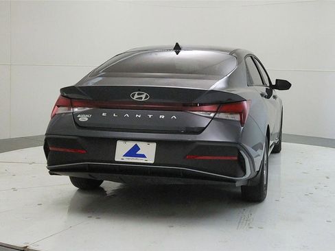 Used 2024 Hyundai Elantra SE image 7