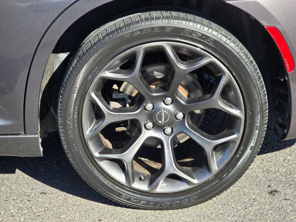 Used 2019 Chrysler 300 S RWD image 10