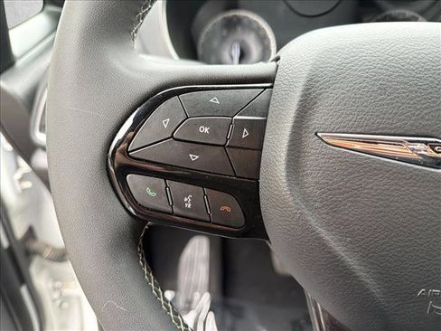 Used 2025 Chrysler Pacifica Limited FWD image 15