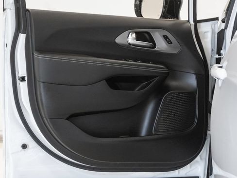 New 2026 Chrysler Pacifica Select FWD image 8