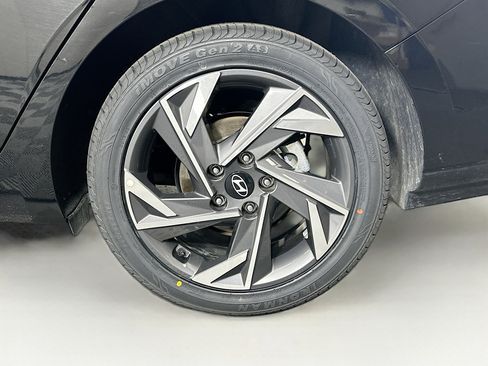 Used 2025 Hyundai Elantra SEL FWD image 11