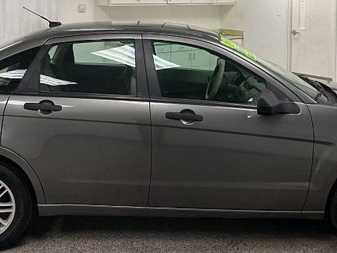 Used 2010 Ford Focus SE image 4