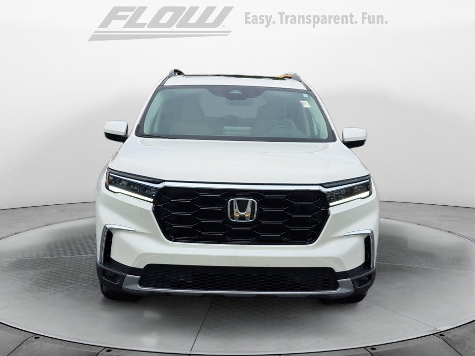 Used 2025 Honda Pilot Touring image 3
