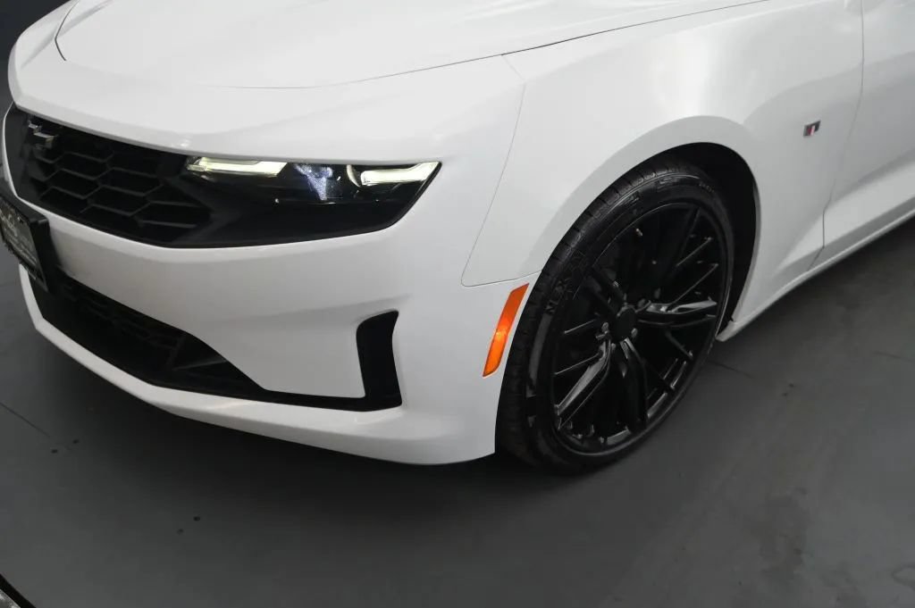 Used 2023 Chevrolet Camaro LT RWD image 9