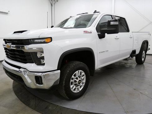 Used 2024 Chevrolet Silverado 2500 LT w/ Convenience Package AWD/4WD image 3