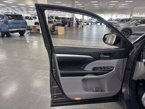 Used 2019 Toyota Highlander XLE image 24