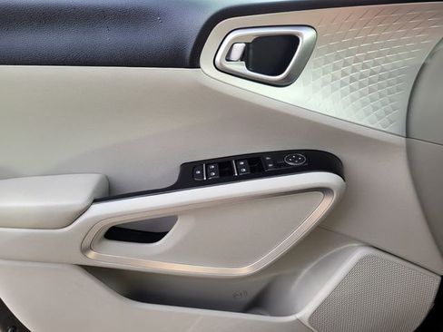 Used 2023 Kia Soul LX image 22