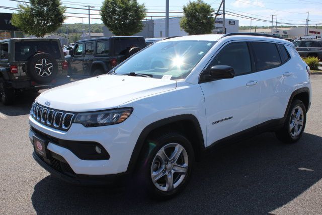 Used 2024 Jeep Compass Latitude AWD/4WD image 2