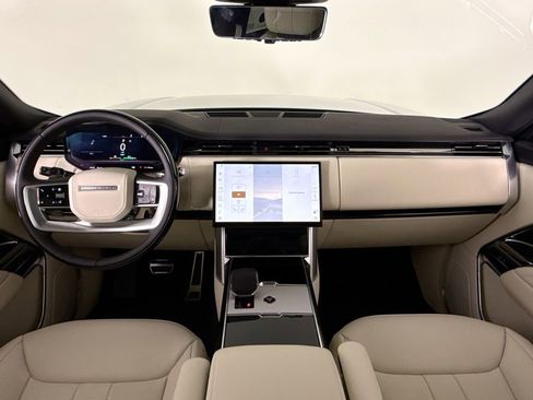 Used 2025 Land Rover Range Rover SE image 9