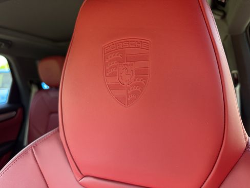 Used 2022 Porsche Cayenne Platinum Edition image 28