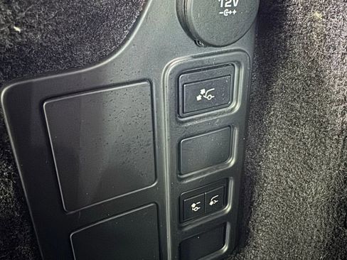 Used 2020 Land Rover Discovery Landmark image 24