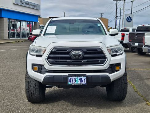 Used 2018 Toyota Tacoma SR5 AWD/4WD image 8