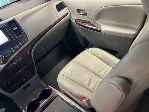 Used 2014 Toyota Sienna XLE image 11
