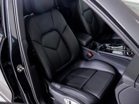 Certified 2026 Porsche Macan AWD/4WD image 10