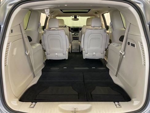 Used 2020 Chrysler Pacifica Limited image 6