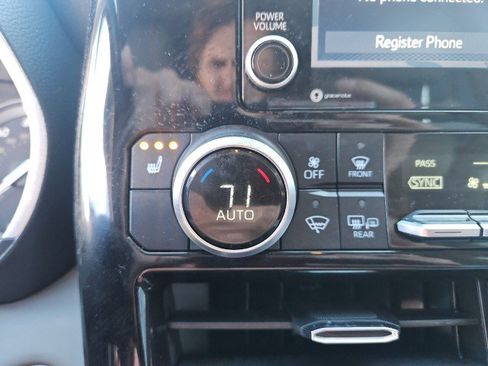 Used 2021 Toyota Highlander XLE image 19