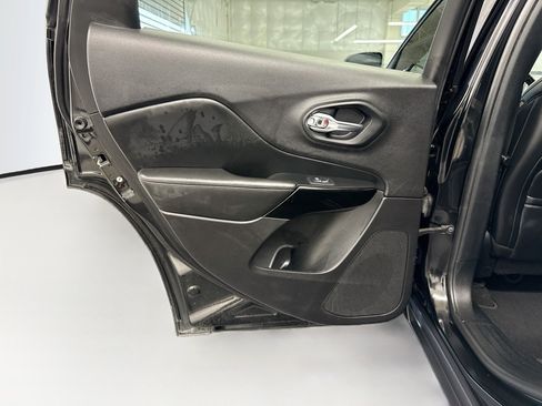 Used 2020 Jeep Cherokee Latitude Plus FWD image 27