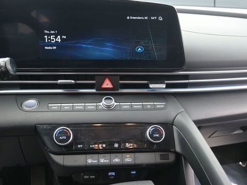 Used 2024 Hyundai Elantra SEL image 12