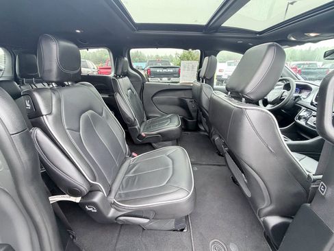 Used 2025 Chrysler Pacifica Limited FWD image 29