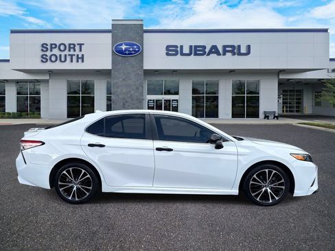 Used 2020 Toyota Camry SE FWD image 2