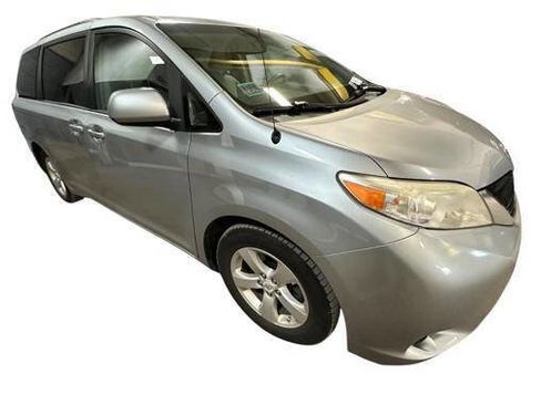 Used 2012 Toyota Sienna LE FWD image 3