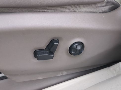 Used 2018 Chrysler Pacifica Touring-L Plus w/ Tire & Wheel Group image 16