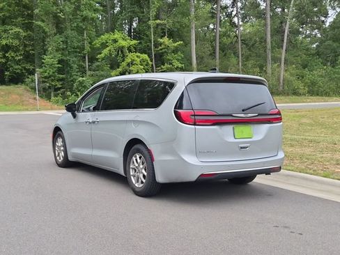 Used 2024 Chrysler Pacifica Touring-L FWD image 3