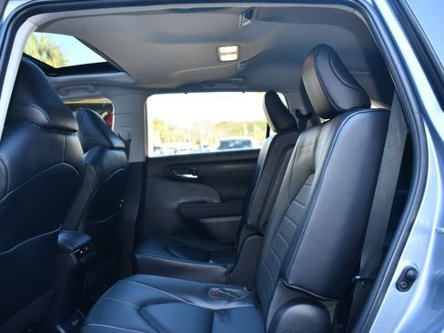Certified 2023 Toyota Highlander XLE image 17