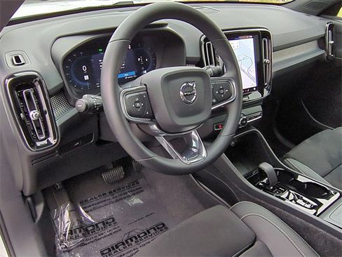 Used 2025 Volvo XC40 B5 Plus image 9