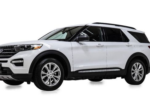 Used 2020 Ford Explorer XLT w/ Equipment Group 202A RWD image 2