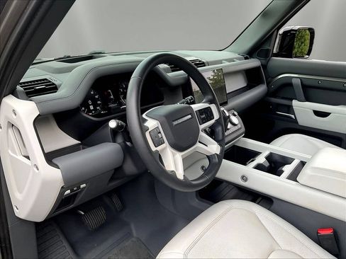 Used 2025 Land Rover Defender 130 X-Dynamic SE AWD/4WD image 18
