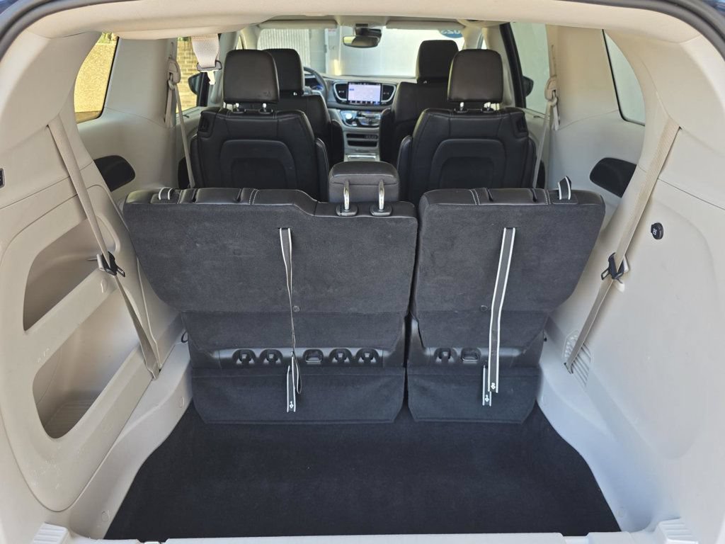 Used 2023 Chrysler Pacifica Touring-L FWD image 11