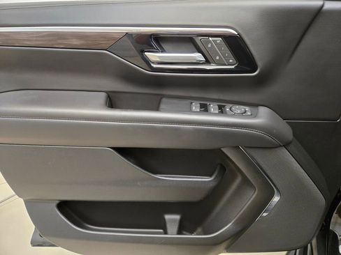 Used 2025 Chevrolet Suburban LT image 30