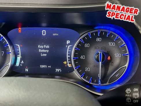 Used 2023 Chrysler Pacifica Touring-L FWD image 14