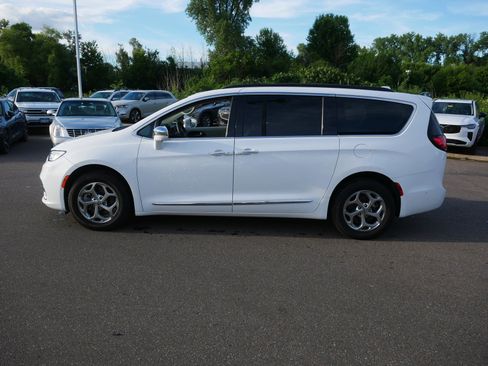 Used 2022 Chrysler Pacifica Limited w/ Uconnect Theater Family Group AWD/4WD image 4