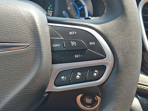 Used 2023 Chrysler Pacifica Pinnacle FWD image 18