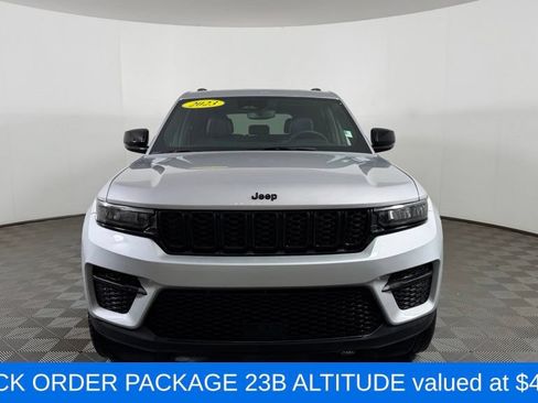Used 2023 Jeep Grand Cherokee Altitude AWD/4WD image 2